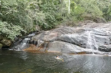 Baignade dans une cascade secrète - Brésil
