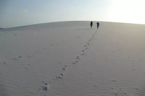 Marche au coucher du soleil dans le parc national Lençois Maranhenses - Brésil