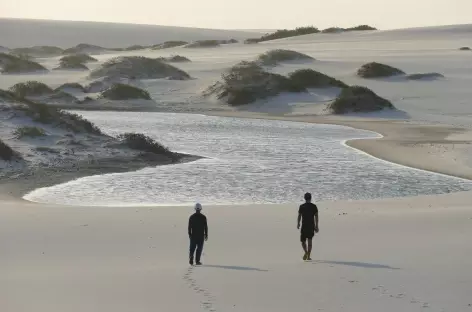 Marche au coucher du soleil dans le parc national Lençois Maranhenses - Brésil