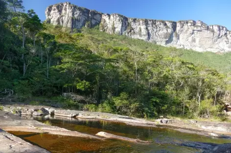 Marche au bord du rio Pati dans la Chapada Diamantina - Brésil