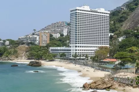 Favela et hôtel de luxe au pied du Morro dos Irmaos - Brésil