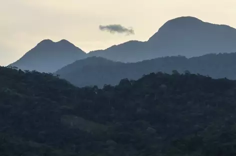 Coucher de soleil sur les reliefs de la Côte Verte - Brésil