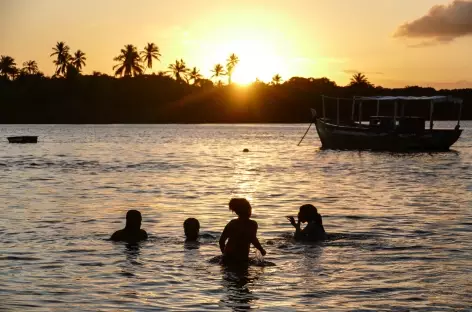 Baignade au coucher du soleil sur l'île Boipeba - Brésil