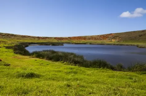 Ile de Pâques, lac du cratère Rano Raraku - Chili