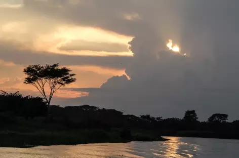 Coucher de soleil sur le rio Magdalena - Colombie