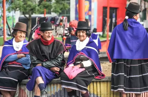 Beauté des habits des indiens guambianos sur le marché de Silvia - Colombie