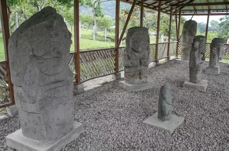 Sculptures anthropomorphiques à Tierra Dientro - Colombie - 