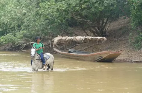 Un cowboy traversant une rivière dans les Llanos - Colombie