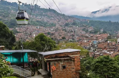 Voie d'accès à la Comuna 8 à Medellin - 