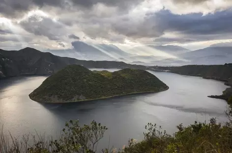 Belle lumière sur la lagune Cuicocha - Equateur