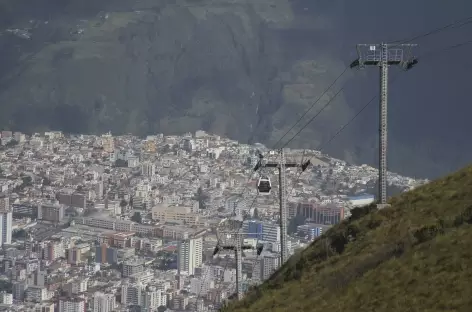 Montée en téléphérique à Cruz Loma au-dessus de Quito - Equateur