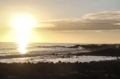 Archipel des Galapagos, coucher de soleil sur la plage Loberia (île San Cristobal) - Equateur