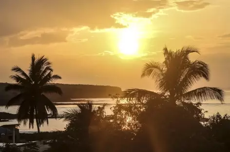 Archipel des Galapagos, coucher de soleil sur l'île Santa Cruz - Equateur