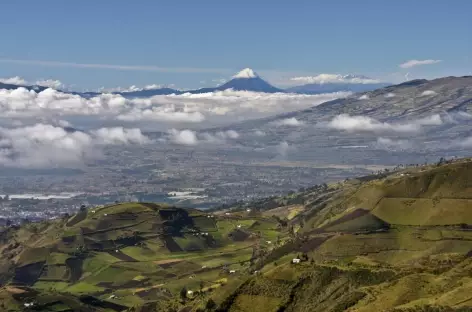 Le Tungurahua et le volcan El Altar depuis la campagne de Quilotoa - Equateur