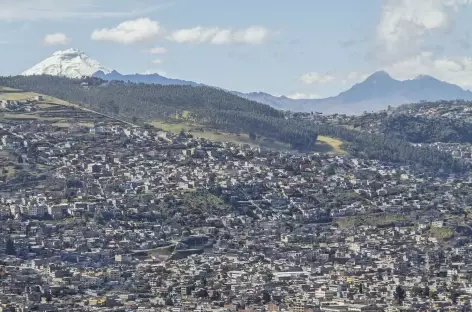La ville de Quito dominé par le volcan Cotopaxi - Equateur