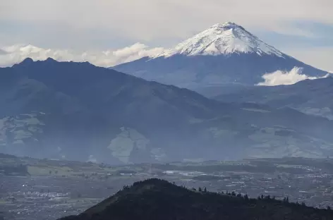 Vue sur Quito et le Cotopaxi depuis le Guagua Pichincha - Equateur