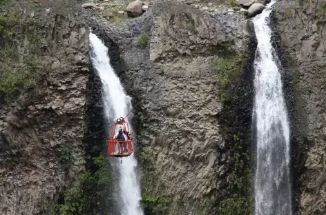 En tarabita, face à la cascade Manto de la Novia - Equateur