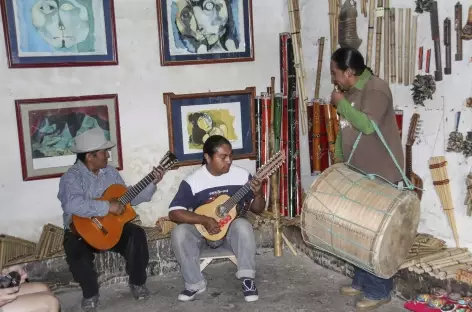 Dans un atelier de fabricants d'instruments de musique à Peguche - Equateur