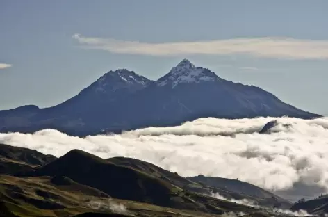 Vue sur les Illinizas depuis la lagune Quilotoa - Equateur