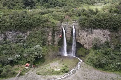 En tarabita, face à la cascade Manto de la Novia - Equateur