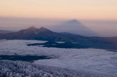 Le cône d'ombre du Cotopaxi depuis le sommet - Equateur