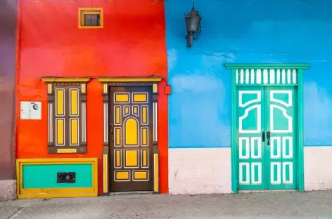 Maisons coloniales colorées dans la ruelle de Lourdes à Loja - 