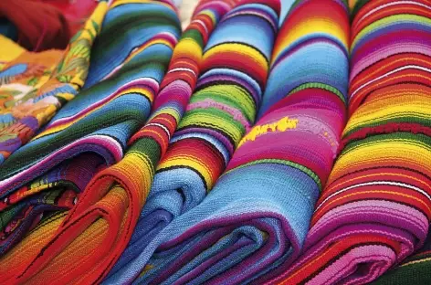 Couleurs des tissus sur un marché - Guatemala