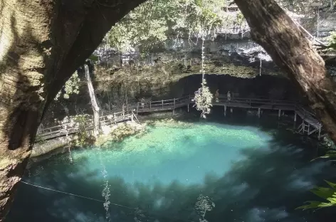 Baignade dans un cenote - Mexique