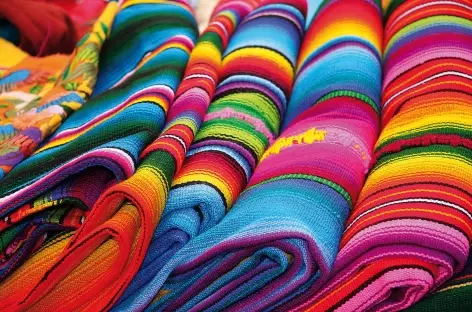 Couleurs des tissus sur un marché - Guatemala