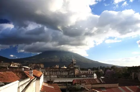 La ville coloniale d'Antigua dominée par le volcan Agua - Guatemala