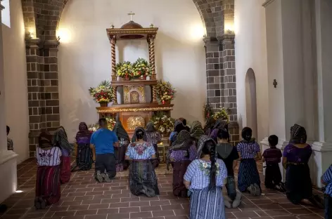 Ferveur dans la petite église de Santiago de Atitlan - Guatemala