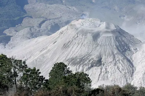Plein cadre sur le cratère actif du volcan Santiaguito - Guatemala - 