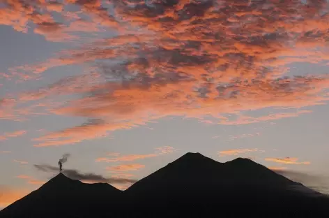 Coucher de soleil sur le volcan Fuego et Acatenango - Guatemala