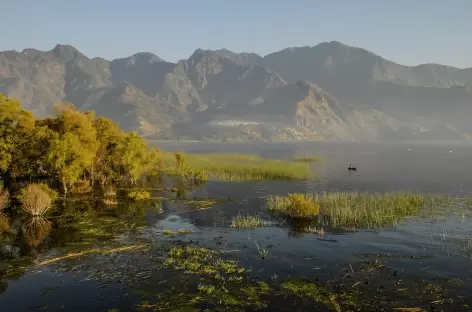 Fin du jour sur le lac Atitlan au village de San Pablo - Guatemala