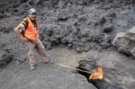 Recherche de la lave sur le volcan Pacaya - Guatemala