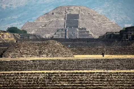 Teotihuacán_La Calzada de los Muertos avec en point de mire le temple de la Lune