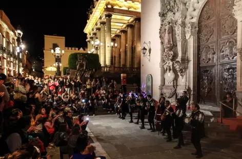Des troubadours devant l’église de San Diego_Morelia