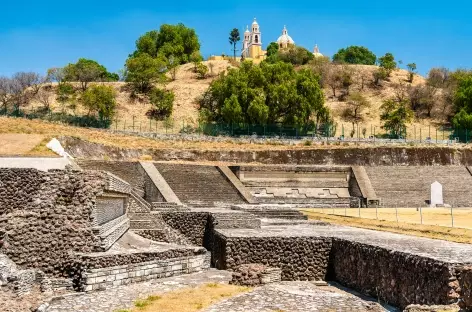 La Grande Pyramide et l'église Notre-Dame des Remèdes à Cholula, Mexique 