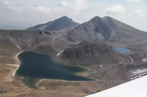 Volcan  Toluca (4680 m), vue depuis le sommet sur les lagunes du cratère