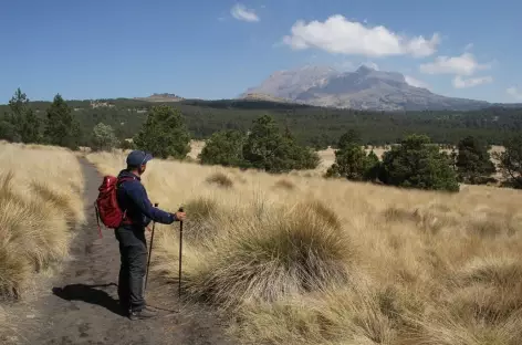Marche entre l'Iztaccihuatl et le Popocatepetl