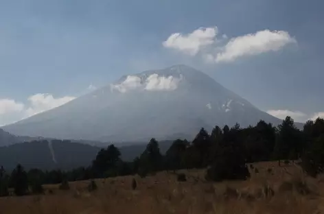 Marche entre l'Iztaccihuatl et le Popocatepetl