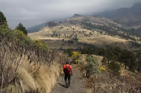 Marche entre l'Iztaccihuatl et le Popocatepetl