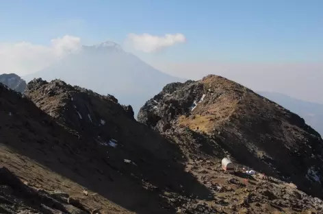 Iztaccihuatl, vue sur le Popocatepetl (5465 m) et le refuge de los Cien