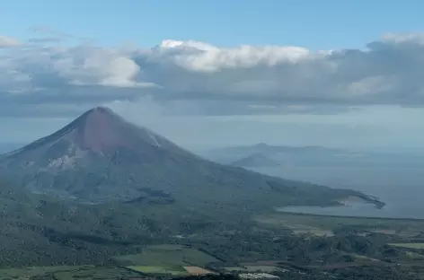 Vue sur le Momotombo et le lac Managua depuis le volcan El Hoyo