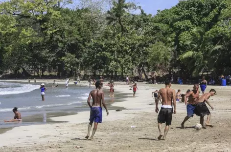Une plage animée près de Portobelo - Panama