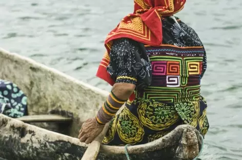 Une indienne kuna se déplace sur les îles San Blas - Panama