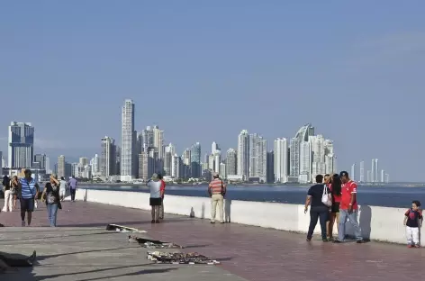 Balade sur le bord de mer avec vue sur la ville moderne - Panama City - 
