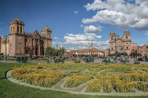La place d'Armes de Cusco avec la cathédrale et l'église de la Compagnie Jésuite - Pérou