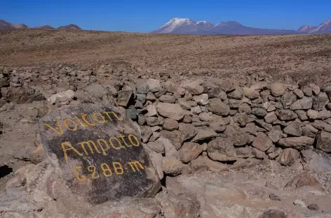 Vue sur le volcan Ampato depuis le col de Patapampa  - Pérou