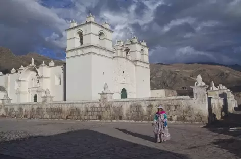 Une belle église coloniale dans un village au bord du canyon de Colca - Pérou - 
